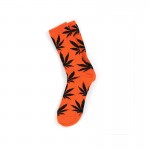 chaussette-cannabis-orange-et-noire-feuille-marijuana